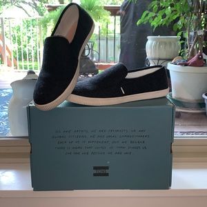 Womens Toms loafer. Size 8.